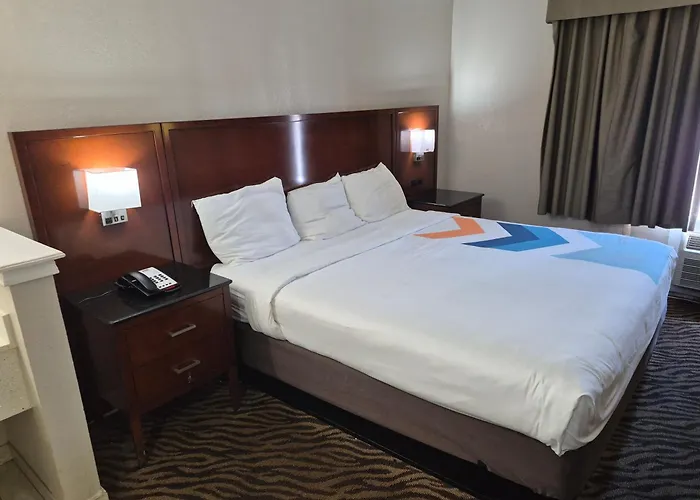 Hometown Inn & Suites Tulsa